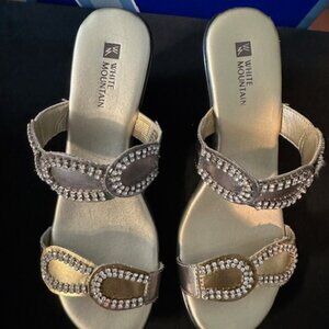 WHITE MOUNTAIN METALLIC MULTI/PATENT SANDALS. 3" WEDGE HEEL